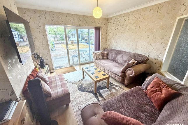 51, Clevedon Road, Luton photo 2
