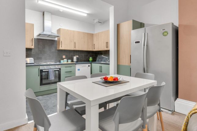 Flat 2, 4, WINSTANLEY TERRACE, Leeds photo 3