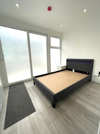 Flat to rent in Arnold Road, London