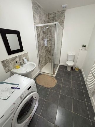 586, Whitton Avenue West, Greenford photo 5