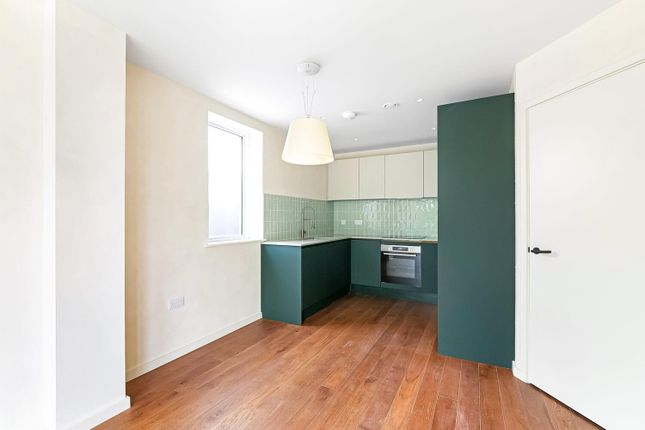 Flat 5, 2 Manor Park, London photo 4