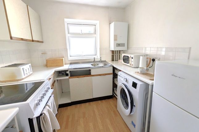 20, Raglan Road, Woking photo 4