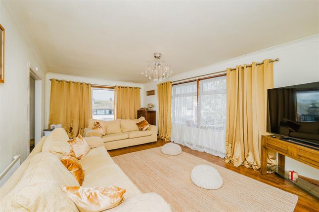 8, St. Brannocks Close, Barry photo 2
