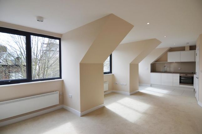 Thumbnail Studio to rent in Grove Crescent, Kingston Upon Thames