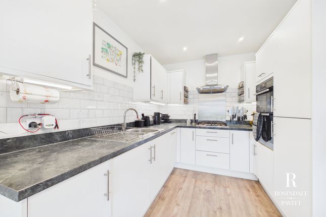15 Diamond Jubilee Way, Carshalton photo 2