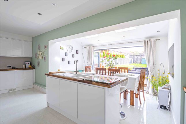 82, Stanborough Avenue, Hertfordshire photo 4