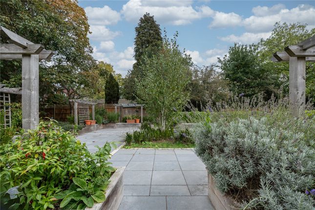 22 Newlands Court,, Addlestone Park, Surrey photo 3