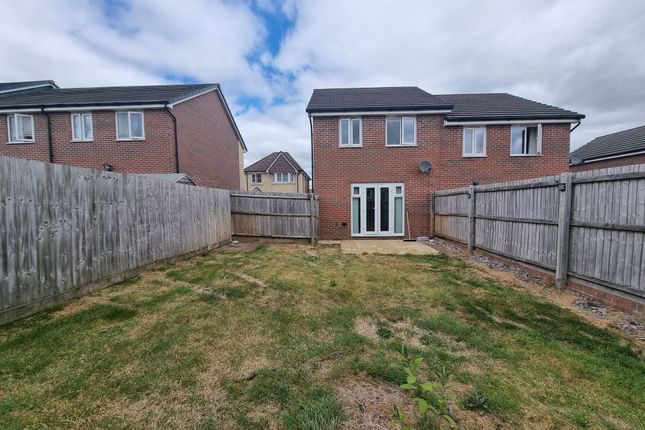 32 Clos Meredith, Bridgend photo 3