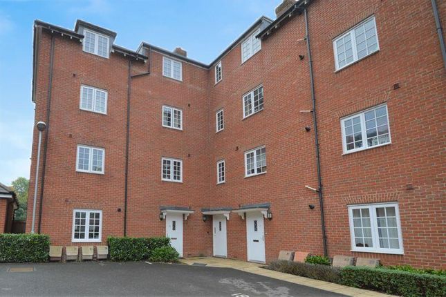 2-bed flat on Scarlett Avenue, AYLESBURY, £1,400/mo