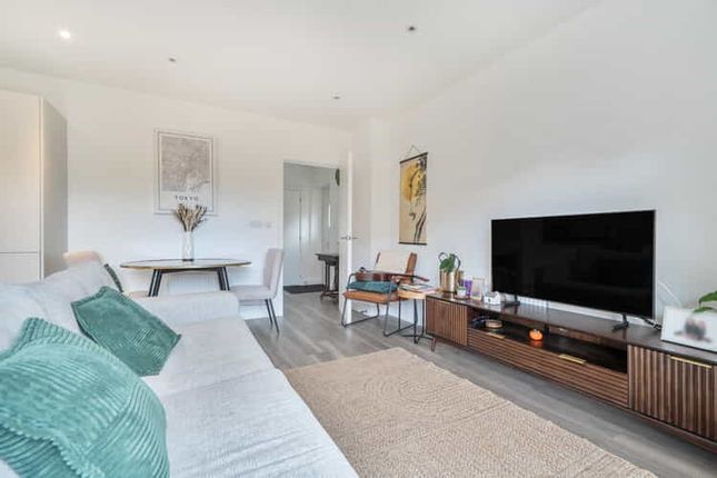 1-bed flat on Lorimer Avenue, Cranleigh, £83,750