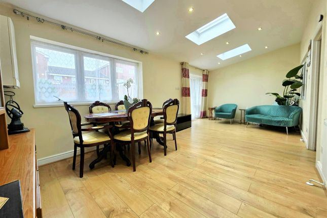 Ramsey Close, Greenford photo 2