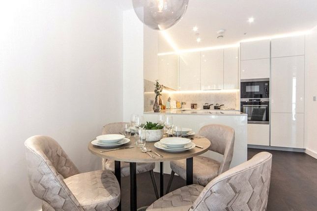 Flat 31, Thornes House, 4, Charles Clowes Walk, London photo 4