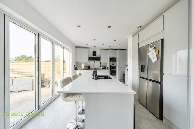 6, Grove Wood Hill, Coulsdon photo 4
