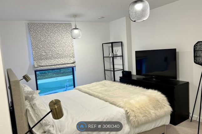 Flat, Hawthorne Crescent, London photo 4