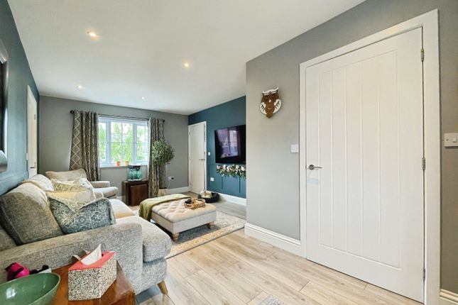 11, Longlands, Bradford photo 4