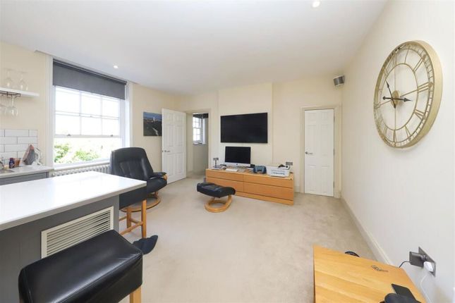 Flat 6  Harefield House, High Street, Uxbridge photo 3