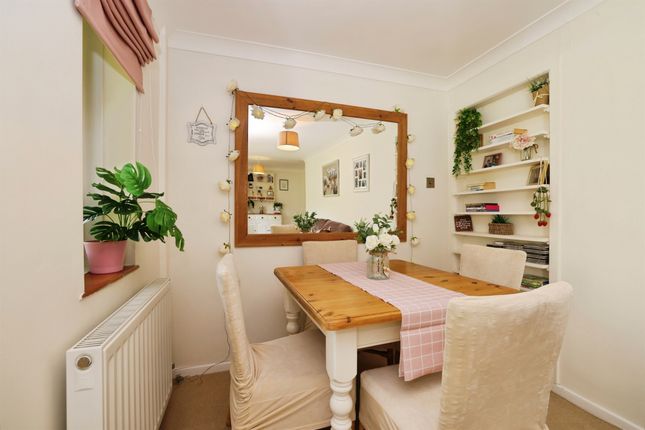 16, Cadnam Crescent, Salisbury photo 4