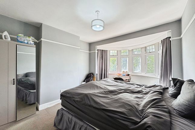 99 Colin Crescent, London photo 4