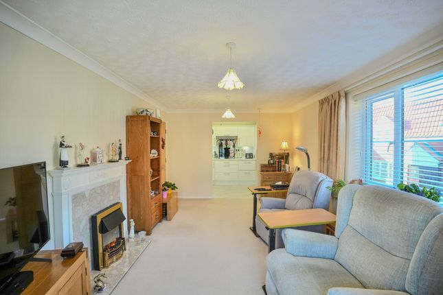 21 Ashdown Court, Cromer photo 4