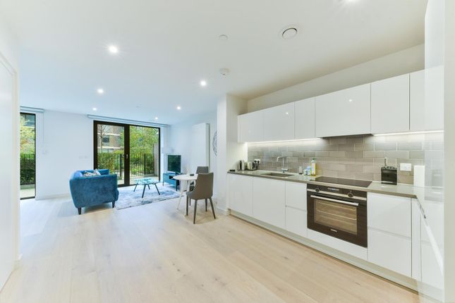 Studio flat on 186 John Cabot House 40, Royal Crest Avenue, London, £310,000