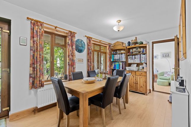 2, Strathcona Avenue, Leatherhead photo 4
