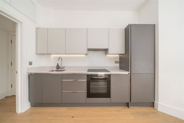 Flat 2, 3, Beaumont Crescent, London photo 5