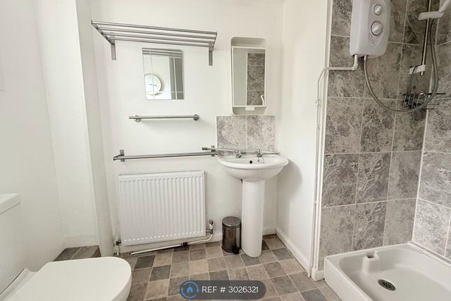 Flat, Clapham Road, Bedford photo 4