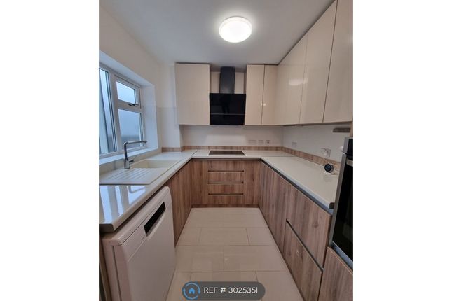 Kingfisher Drive, Staines-Upon-Thames photo 3