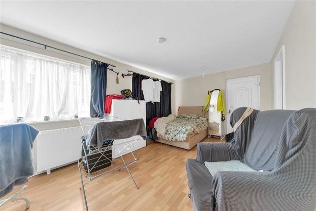 Studio for sale in Station Approach, Coulsdon North, Coulsdon