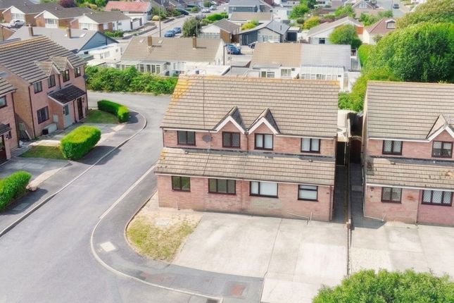 12 George Thomas Close, Porthcawl photo 3