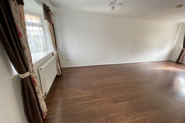 27, Maplewell Drive, Leicester photo 3