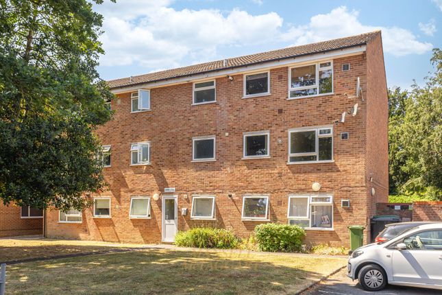 3 Cherry Lodge Aurum Close, Horley photo 2
