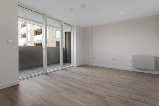 Flat 13, 300, Dapple Court, Croxley View, Watford photo 2