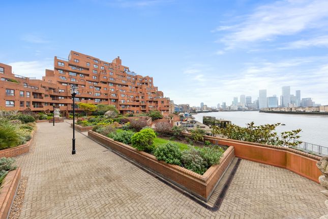 1-bed flat on The Highway, London, £375,000