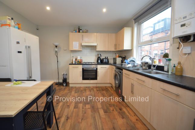 Welton Place, Hyde Park photo 2