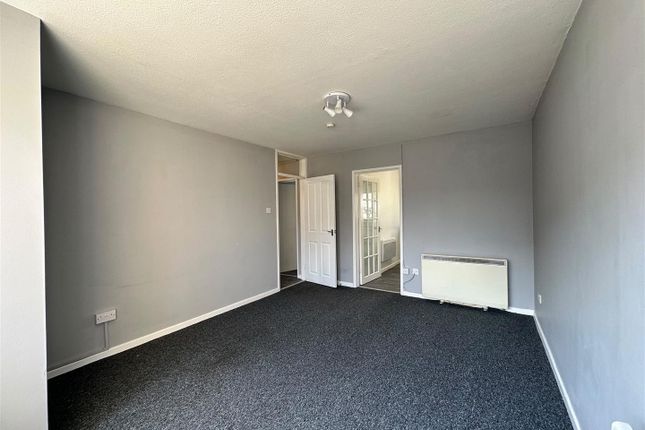 Flat 8, Garland Court, Meadow Road, Cirencester photo 4