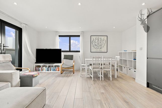 Flat 13, Aubrey House 165H High Road, Loughton photo 3
