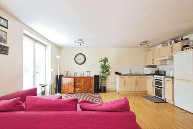Flat 13, Abel House, Plumstead Road, London photo 3