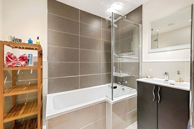 Flat 5, Maypole Court, 1, Mantle Road, London photo 4