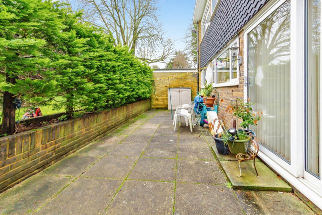10, Bracewood Gardens, Croydon photo 2
