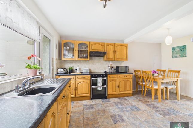 6, Fox Close, Langley Green photo 3