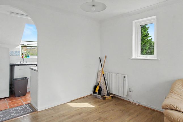 11, Tonnelier Road, Nottingham photo 3