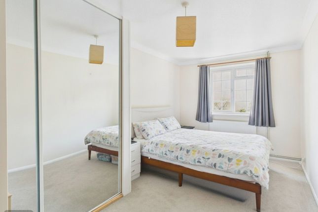 24, Abbotsbury Court, Horsham photo 4