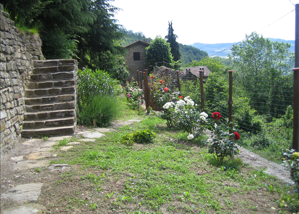 Farmhouse for sale in Gorzegno, Cuneo, Piemonte, Italy