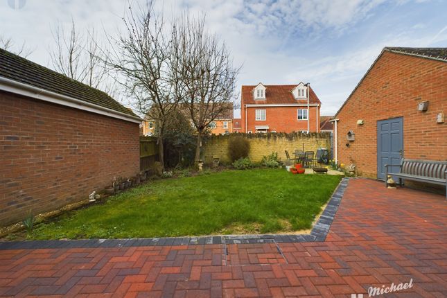 Detached house for sale in Whitechurch Close, Stone, Aylesbury, Buckinghamshire