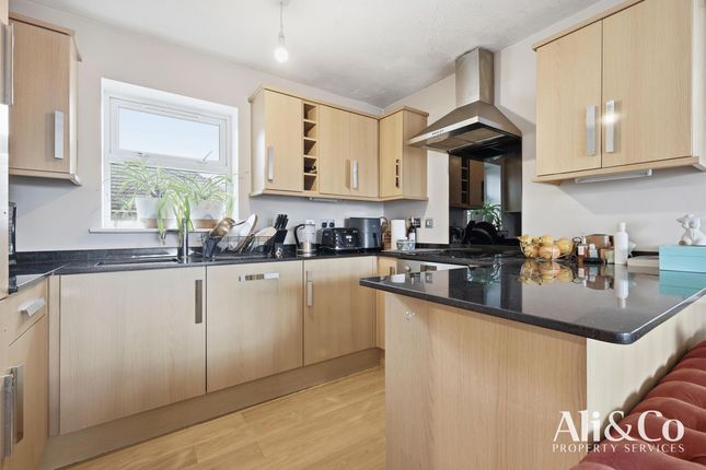 84 Dudley Close, Chafford Hundred photo 2