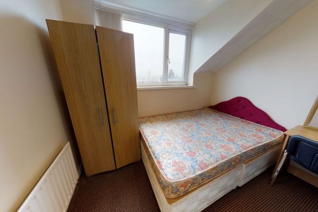 Terraced house to rent in Hall Grove, Hyde Park, Leeds