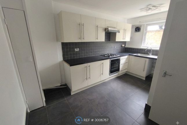 Flat, Ayerst Court Beaumont Road, London photo 4