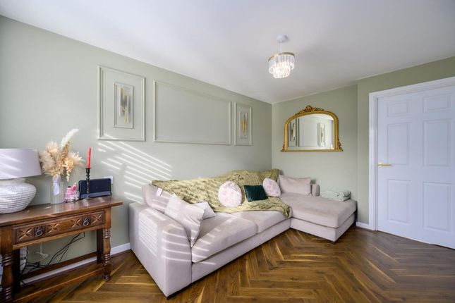 8 Elm Place, Stratford-upon-Avon photo 2