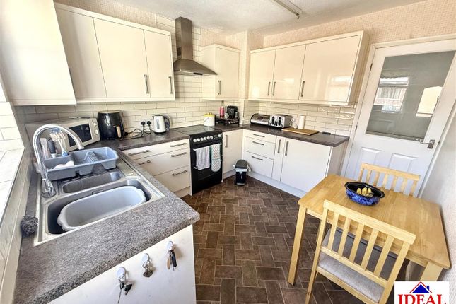 28, Newlands Avenue, Skellow, Doncaster photo 3